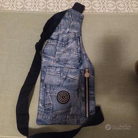 Borsello a tracolla con un originale design denim