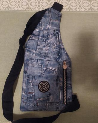 Borsello a tracolla con un originale design denim