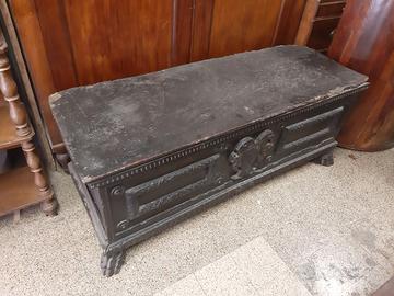Antica cassapanca da restaurare.