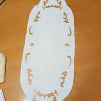 centro tavola bianco ricamato a mano