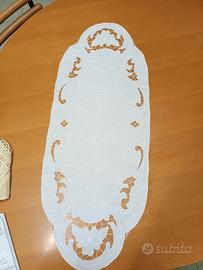 centro tavola bianco ricamato a mano