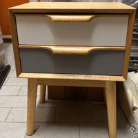 Piccolo comodino nuovo