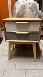 Piccolo comodino nuovo