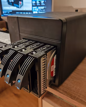 Nas 4 bay process i3 8 GB RAM 8 TB hdd so zimaos 
