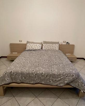 Struttura letto matrimoniale con comodini