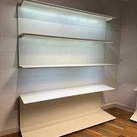 Scaffali metallo laccati illuminati a leda