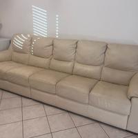 Divano in pelle avorio + poltrona in pelle nera.