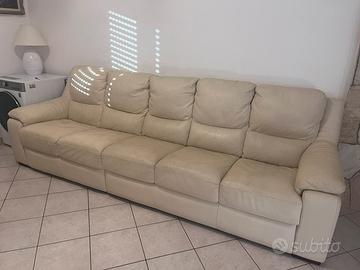 Divano in pelle avorio + poltrona in pelle nera.