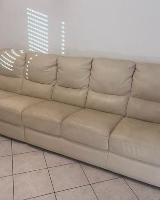 Divano in pelle avorio + poltrona in pelle nera.