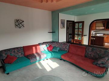 Ampio divano angolare 