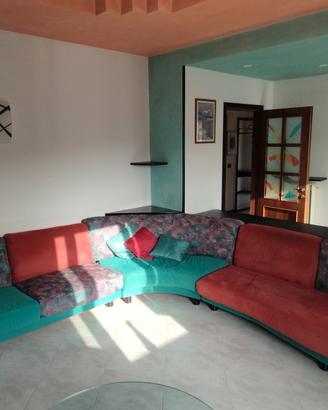 Ampio divano angolare 