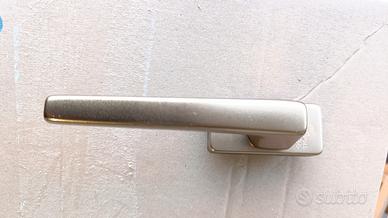 Maniglia porta-finestra