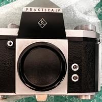 Fotocamera Praktica IV con 2 obbiettivi.