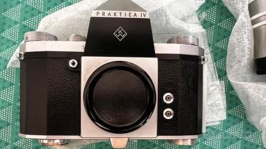 Fotocamera Praktica IV con 2 obbiettivi.