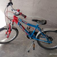 BICICLETTA con casco