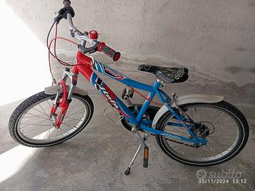 BICICLETTA con casco