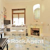 AMPIO BILICALE CON BALCONI - PIAZZA VESCOVIO