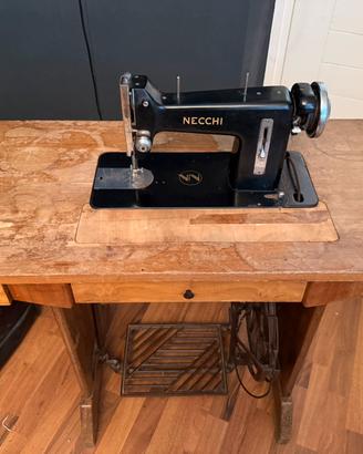 Macchina da cucire Necchi