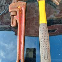 chiave per tubi americana e martello 