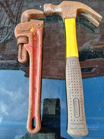 chiave per tubi americana e martello 