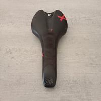 sella prologo nera e rossa