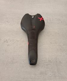 sella prologo nera e rossa