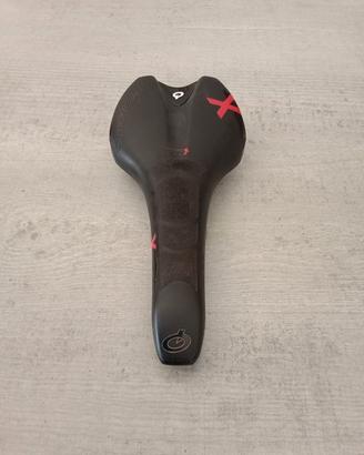 sella prologo nera e rossa