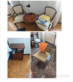 Mobili, letti, cassettiere, librerie, sedie, etc.