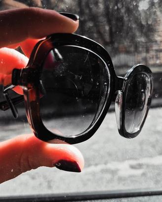 occhiali da sole oversize ma eleganti. 