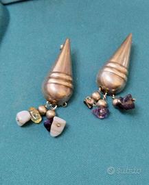 orecchini in argento e pietre pendenti