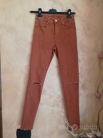 Jeans donna colore mattone con effetto strappato
