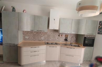 Cucina, soggiorno, tavolo, divano 