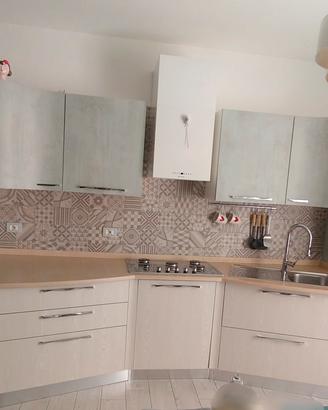 Cucina, soggiorno, tavolo, divano 