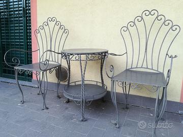 Tavoli e poltrone da giardino