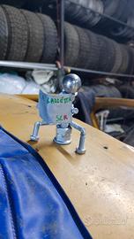 omino che legge al water