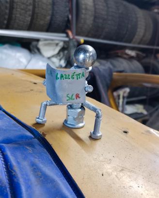 omino che legge al water