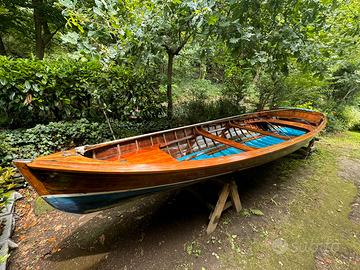 Barca in legno da fiume