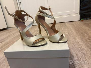 Sandali estivi color oro