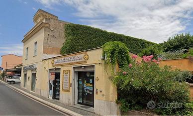 Attività / Licenza di 55 m² con 1 locale a Grottaf