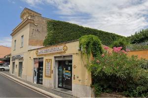 Attività / Licenza di 55 m² con 1 locale a Grottaf