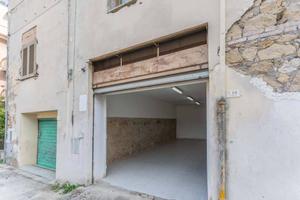 Box / Garage di 42 m² a Castelnuovo di Farfa