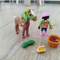 Bambina con pony playmobil