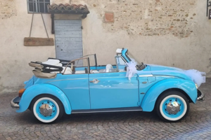 Maggiolone azzurro cabrio d'epoca