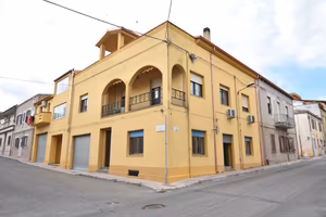Bilocale di categoria C/2 adattabile ad abitazione