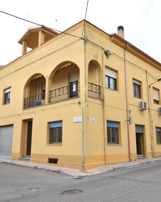 Bilocale di categoria C/2 adattabile ad abitazione