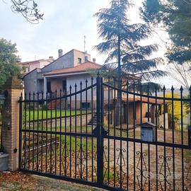 VILLA SINGOLA CON 2 APPARTAMENTI