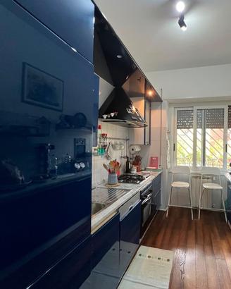 Cucina blu con ripiano in marmo