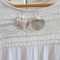 Maglia romantica con orecchini cuore