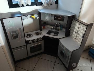 Cucina giocattolo in legno