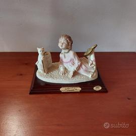 Statuetta bambina con libro e gatto vintage